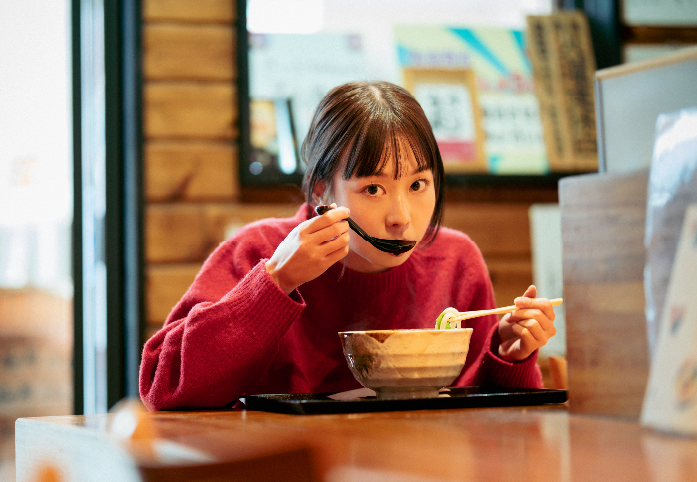 麺を啜る女性
